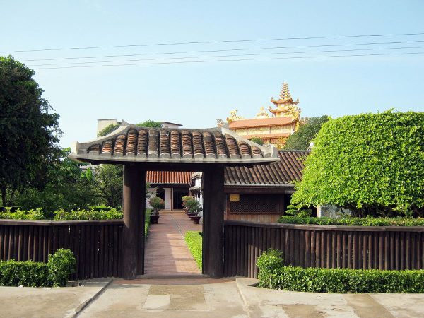 Cổng khu di tích trường Dục Thanh 